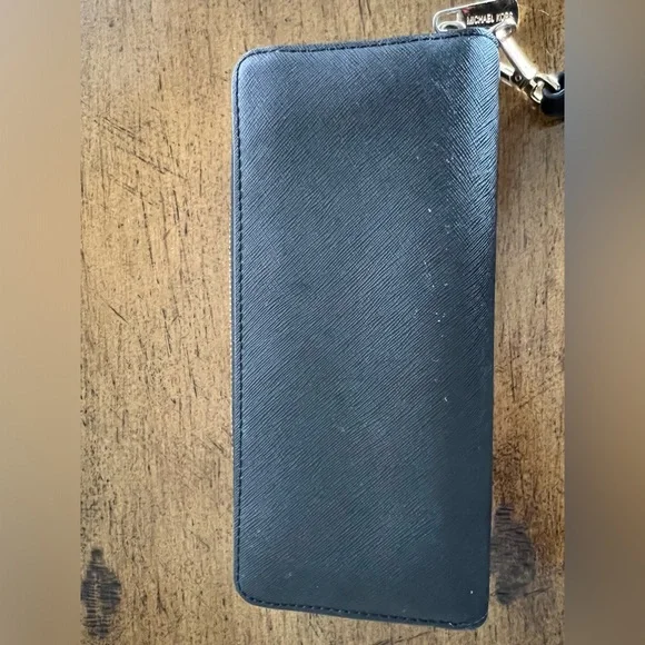 Michael Kors wristlet - Picture 4 of 9